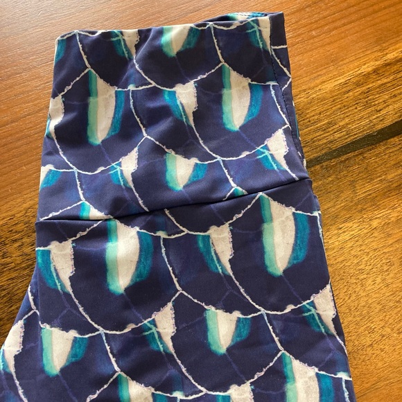 ONZIE flow high rise midi blue design leggings. Size S/M - Picture 3 of 3